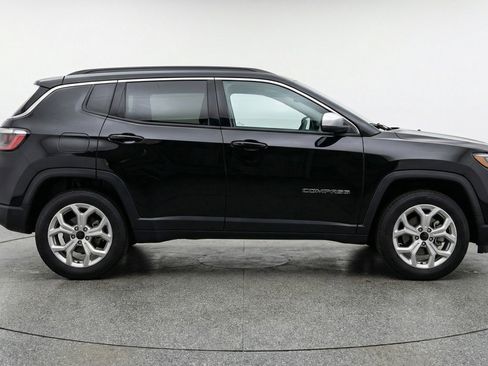 Used 2025 Jeep Compass Latitude AWD/4WD image 11