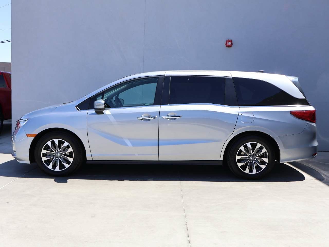 Used 2024 Honda Odyssey EX-L image 2