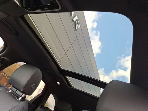 New 2026 Land Rover Range Rover Velar Dynamic SE image 10