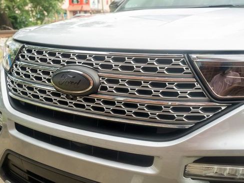 Used 2021 Ford Explorer Limited w/ Hybrid Equipment Group 310A AWD/4WD image 9