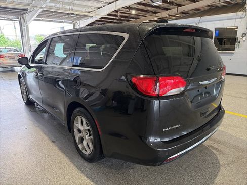 Used 2018 Chrysler Pacifica Touring Plus w/ Tire & Wheel Group FWD image 4
