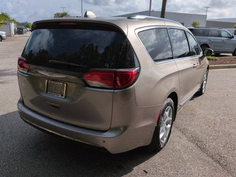 Used 2017 Chrysler Pacifica Touring-L Plus w/ Tire & Wheel Group FWD image 4