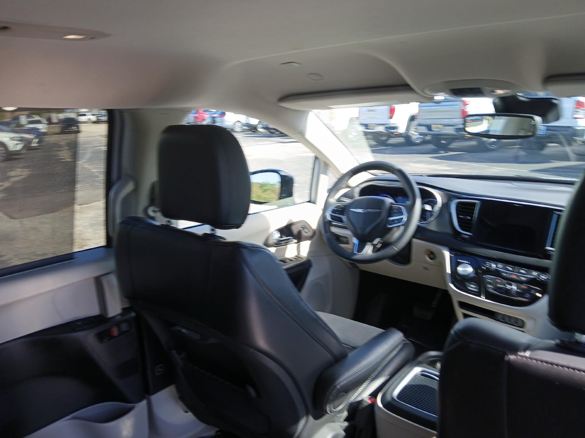Used 2024 Chrysler Pacifica Touring-L FWD image 21