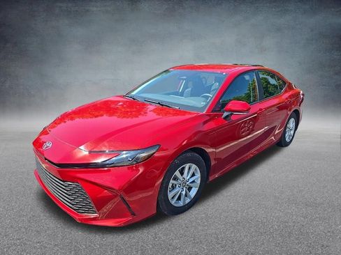 Used 2025 Toyota Camry LE FWD image 3