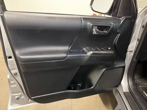 Used 2017 Toyota Tacoma TRD Sport AWD/4WD image 24