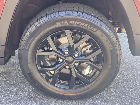 Used 2025 Jeep Grand Cherokee Altitude RWD image 15