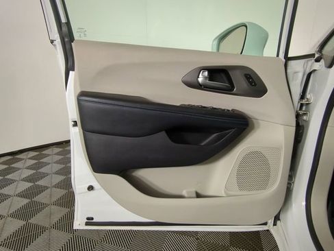 Used 2021 Chrysler Pacifica Touring-L image 29