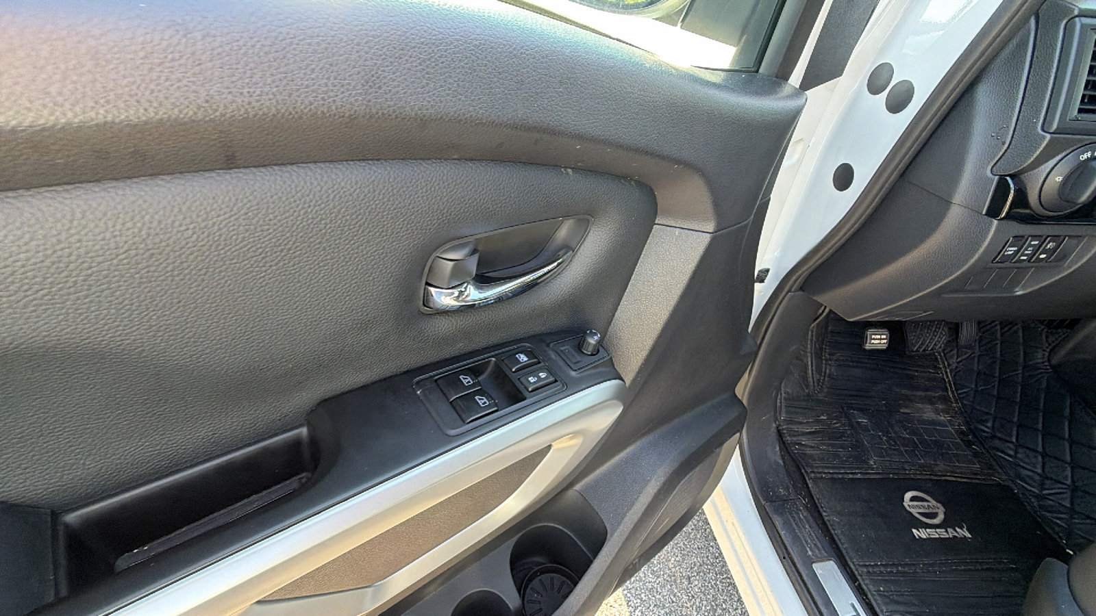 Used 2024 Nissan Titan SV AWD/4WD image 15