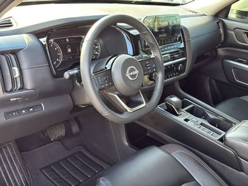 Used 2024 Nissan Pathfinder SL image 10