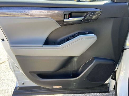 Used 2026 Toyota Highlander Limited image 11