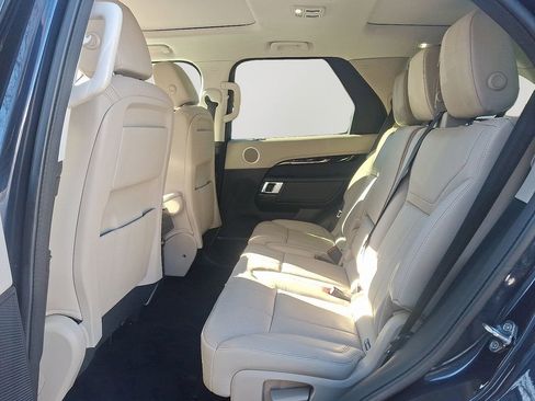 Used 2019 Land Rover Discovery SE image 6