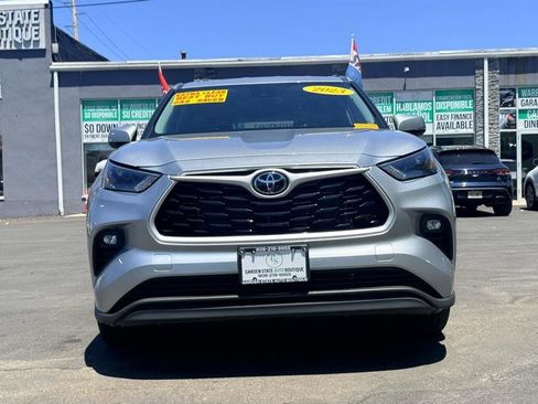 Used 2023 Toyota Highlander LE AWD/4WD image 2