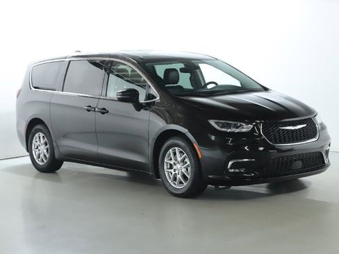 Used 2024 Chrysler Pacifica Touring-L image 1
