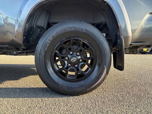 Used 2021 Toyota Tacoma SR5 AWD/4WD image 15