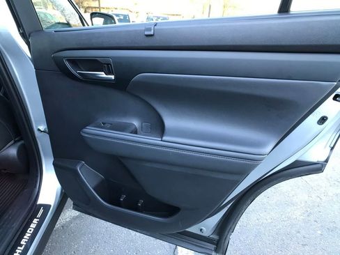 Used 2023 Toyota Highlander XLE image 33