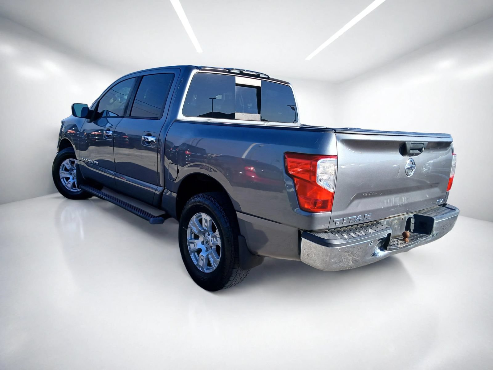 Used 2018 Nissan Titan SV RWD image 4