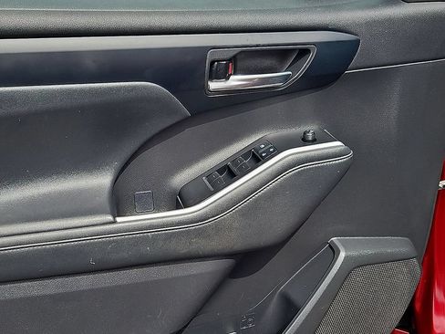 Used 2021 Toyota Highlander XLE FWD image 20