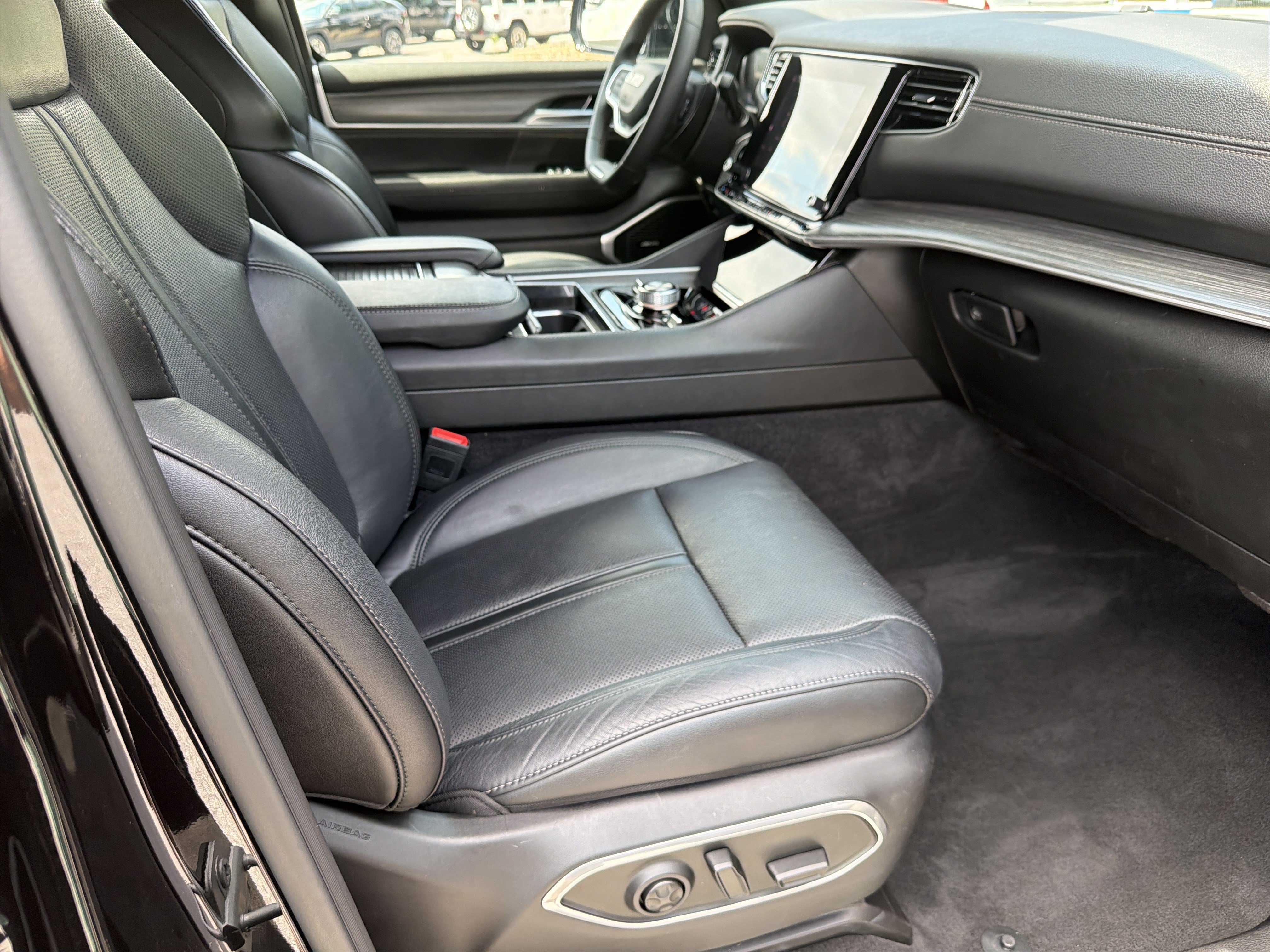 Used 2024 Jeep Wagoneer Series III AWD/4WD image 16