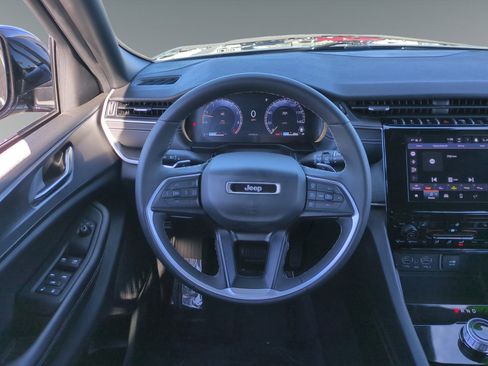 Used 2024 Jeep Grand Cherokee L Laredo image 12