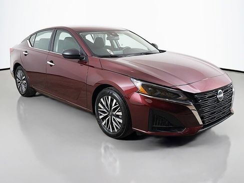 Used 2025 Nissan Altima 2.5 SV FWD image 2