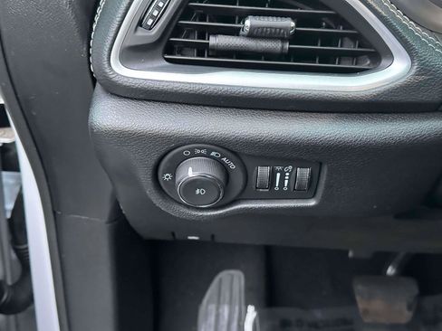 Used 2024 Chrysler Pacifica Limited image 19