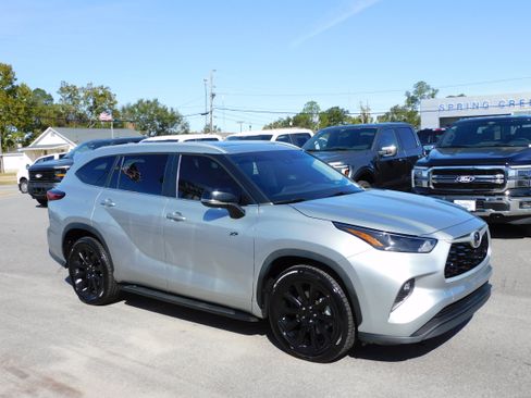 Used 2023 Toyota Highlander XLE image 3