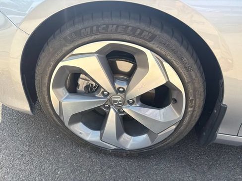 Used 2018 Honda Accord Touring image 12