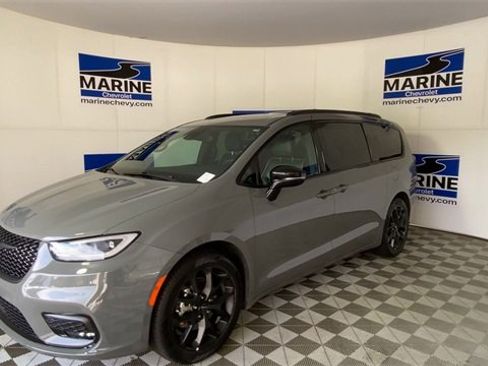 Used 2025 Chrysler Pacifica Limited image 6