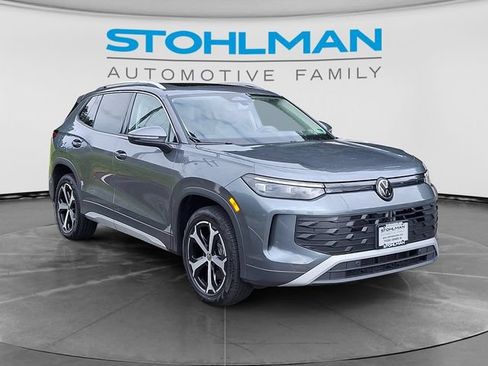 Used 2025 Volkswagen Tiguan SE w/ Panoramic Sunroof Package AWD/4WD image 3
