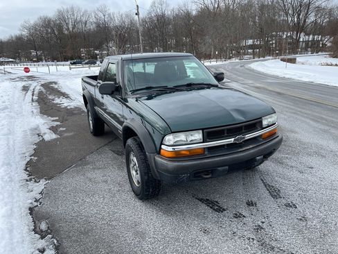 Used 2002 Chevrolet S10 Pickup LS w/ LS Preferred Equipment Group image 2