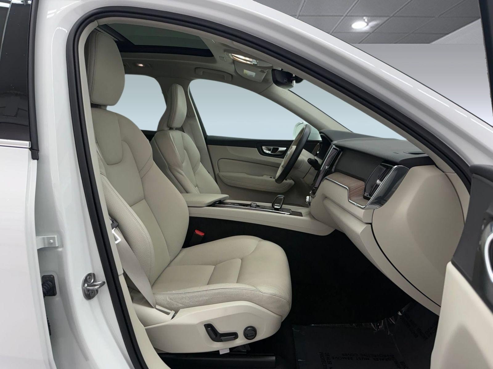 Used 2022 Volvo XC60 B5 Momentum FWD image 23
