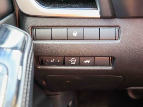 Used 2024 Nissan Rogue SL FWD image 17