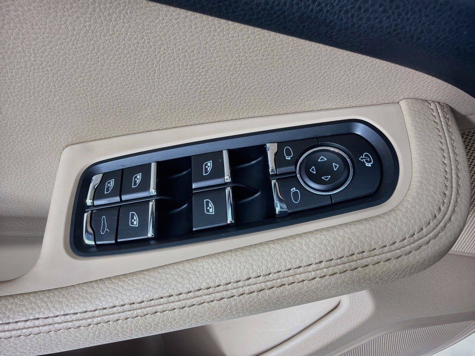 Certified 2023 Porsche Macan AWD/4WD image 9