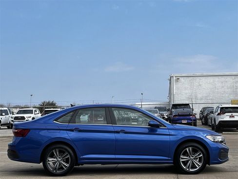 Used 2024 Volkswagen Jetta SE image 3