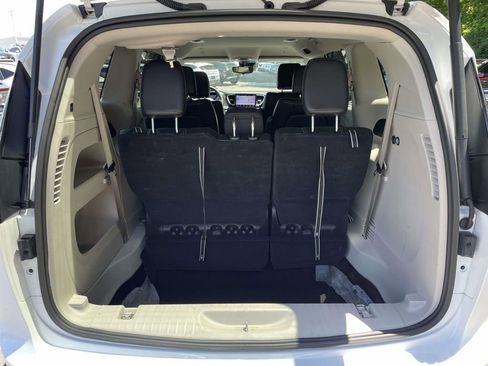 Used 2023 Chrysler Pacifica Touring-L FWD image 8