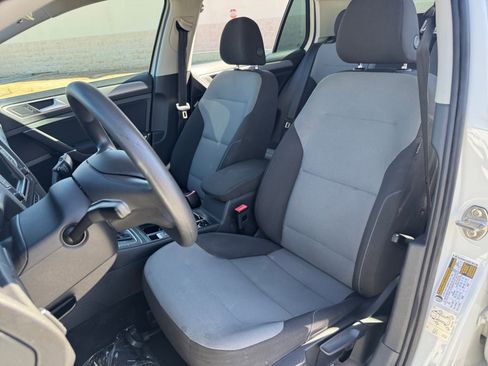 Used 2016 Volkswagen e-Golf SE w/ DC Fast Charging Package image 16