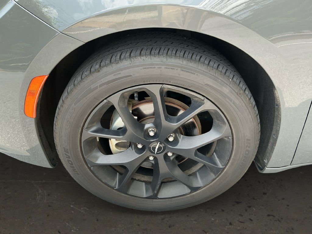Used 2025 Chrysler Pacifica Limited FWD image 10