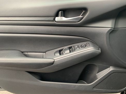 Used 2025 Nissan Altima 2.5 SV image 18