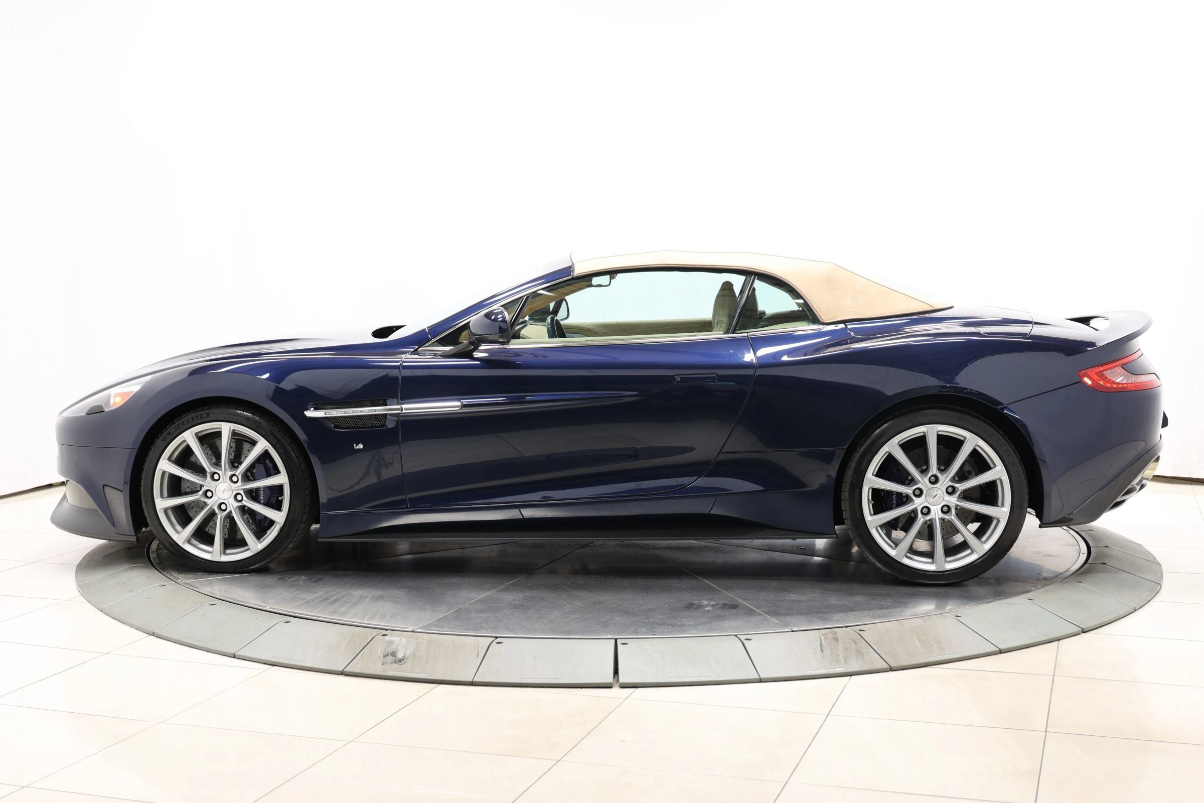 Used 2016 Aston Martin Vanquish Volante RWD image 90