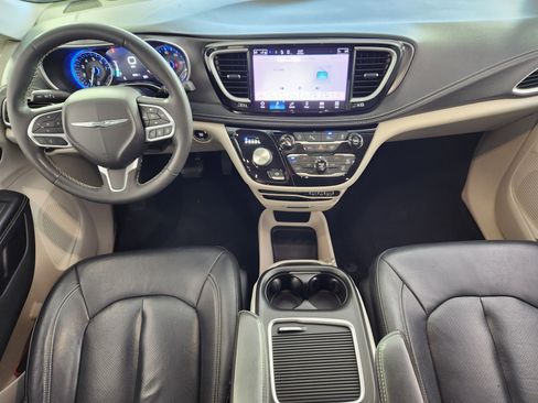 Used 2022 Chrysler Pacifica Touring-L image 15