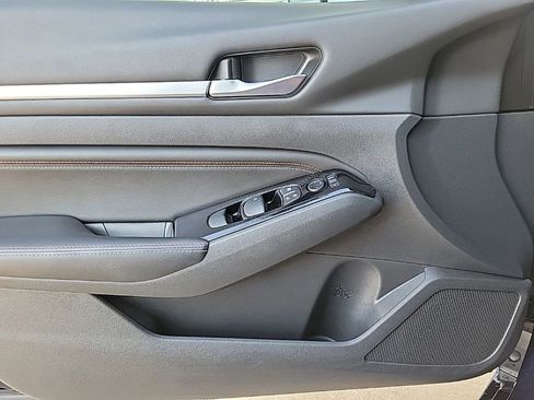 Used 2023 Nissan Altima 2.5 SR w/ SR Premium Package image 27