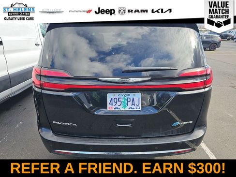 Used 2023 Chrysler Pacifica Limited w/ Uconnect Theater Family Group image 5