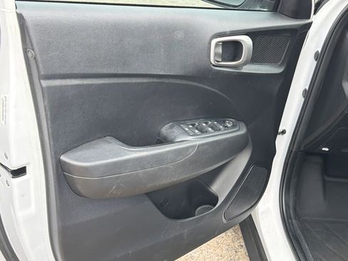 Used 2025 Hyundai Venue SE FWD image 9