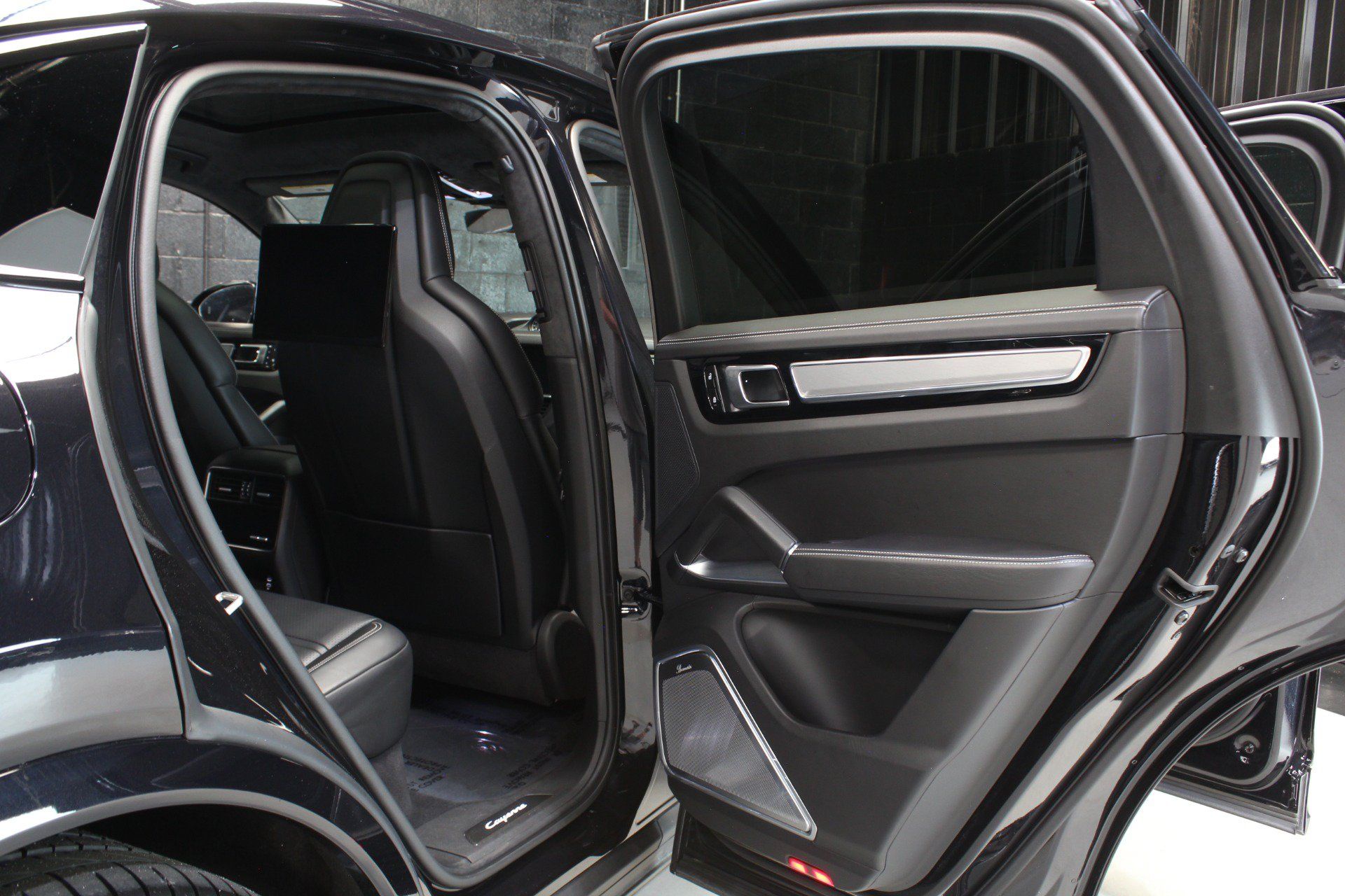 Used 2022 Porsche Cayenne Turbo AWD/4WD image 48