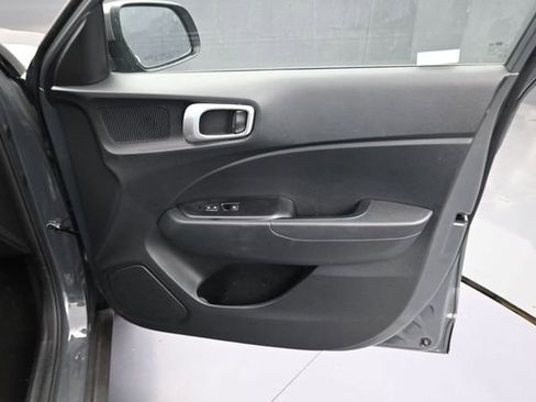 Used 2025 Hyundai Venue SEL FWD image 32