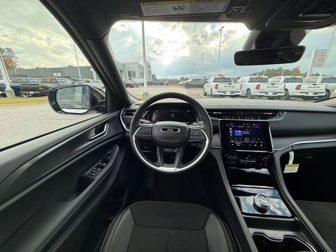 New 2025 Jeep Grand Cherokee Laredo image 13