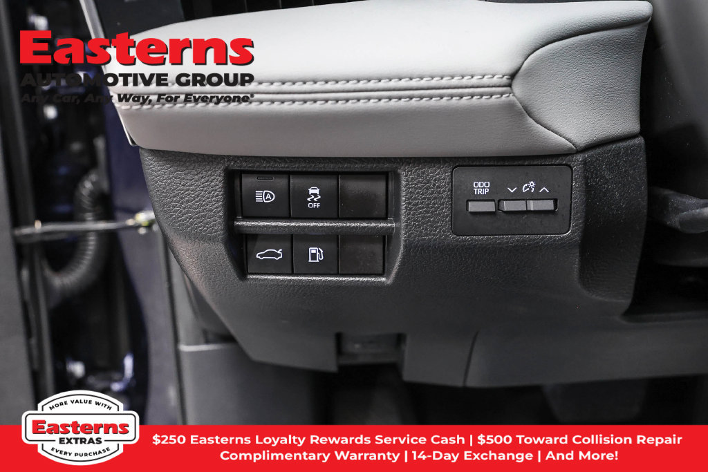 Used 2022 Toyota Avalon XLE w/ Moonroof Package FWD image 22