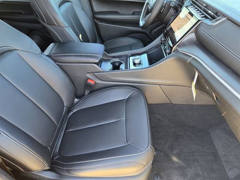 New 2025 Jeep Grand Cherokee Limited w/ Black Appearance Package image 13