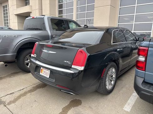 Used 2017 Chrysler 300 C image 6