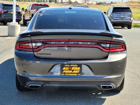 Used 2019 Dodge Charger SXT w/ Blacktop Package RWD image 5